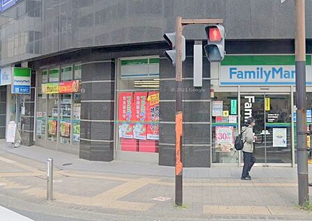 【ファミリーマート 本厚木駅前店】 本厚木駅のすぐ近くです。レジが店の中心辺りにあるため、人が並ぶとすぐに店員さんが反応してくれます。