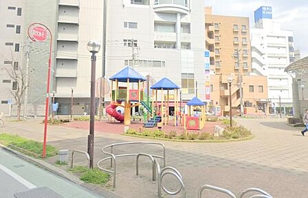 【厚木公園】 遊具がきれいで小さい子でも遊びやすいです。グランドも広いです。
