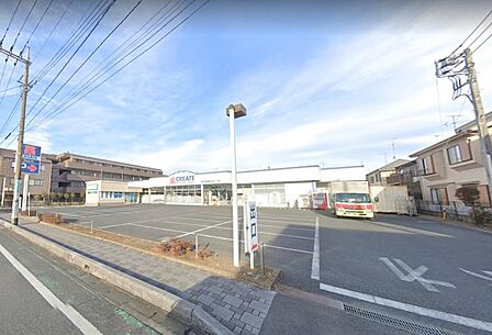 【クリエイトS・D 新磯野店】 駐車場や駐輪場のスペースは広くて店内も広々しています。スーパー並みに品数も多くあり食料品、酒類も揃っていて便利です。