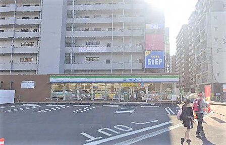 【ファミリーマート 海老名中央三丁目店】 海老名駅から近いです。イートインスペースもあります。駐車場も広いです。