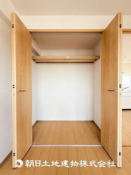 【クローゼット (寝室 約5.5帖)】収納力たっぷりなクローゼットです♪