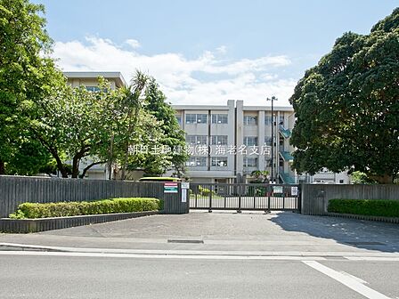 【海老名市立中新田小学校】 長閑かな田園の中にある小学校です。校庭は広く校庭の周りには桜の木が植えられておりとても環境が良い小学校です。