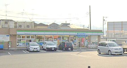 【ファミリーマート 海老名中新田五丁目店】 広めの駐車場、気さくなお母さん店員さんのいるお店です。