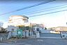周辺：【伊勢原ひかり幼稚園】　人通りが多い場所ではないので安全です。 バス停もすぐ近くにあり交通の便も良く、駐車場も整備されているので自動車での送迎も可能です。