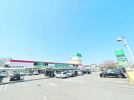 【フードワン 綾瀬店】 駐車場があります。また、駐車場にアーケードのようなものがついており、雨の日とか濡れずに車まで行けるのでとても便利です。
