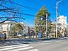 周辺：【海老名市立上星小学校】　「かいな坂」を上がり切った先にあるのが上星小学校正門です。広い校庭が目立ちます。