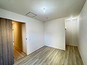【納戸(約6帖)】ゆとりある納戸です。窓とウォークインクローゼットが設置され、多目的に活用できます。水回りと離れているため生活音が響きにくい配置です。