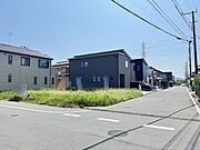 【前面道路含む現地写真】前面道路と敷地は高低差が少なく、車や自転車もスムーズに駐車できそうです。