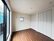 【洋室/約6.88帖】全ての洋室に収納が備わっているので、すっきりとした住空間を実現できそうです。