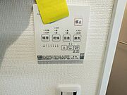 【浴室暖房乾燥機】雨の日や花粉が気になる季節に、室内で洗濯物を乾かせる浴室暖房乾燥機が搭載されています。暖房機能を使うことで、寒い時期のヒートショックの予防に繋がります。