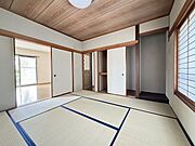 【1階和室】たっぷり収納できる押入と床の間が設置されています。客間としても活躍します。