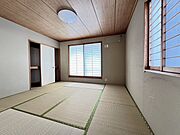 【2階和室】約8帖の広さがあり、バルコニーに出入りできます。ゆったりと寛げますので、主寝室としてもご利用いただけます。