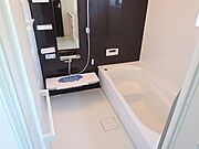 【浴室/同仕様】ベンチタイプの浴槽が採用されており、一日の体の疲れをゆったりと癒していただけます。※実際とは異なる場合があります。