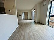 【LDK/約18.0帖】ナチュラルな色合いのフローリングとホワイト調のクロスが採用されたLDK。シンプルな住空間で、お好みのインテリアを楽しめそうです。