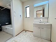 【洗面室/B号棟】窓から自然光が入る洗面室。キッチンと近く、家事動線がスムーズです。