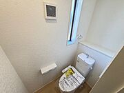 【トイレ/2階】トイレは2か所に設置されているため、朝の忙しい時間帯や来客時などに便利です。