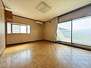 【洋室/約10.5帖】南西・南東の2面採光。日中は長時間光が差し込みます。