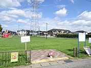 天王川原前公園 徒歩10分。複合遊具、ブランコ、鉄棒、砂場などがある公園です。芝生広場もあります。 750m