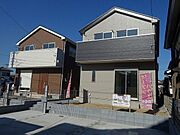 【外観/同仕様】周囲の街並みと調和する、シンプルモダンでスタイリッシュな外観です。駐車1台可能(車種による)。※実際とは異なる場合があります。