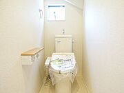【トイレ/同仕様】年間を通して快適に使用できる温水洗浄便座付き。窓があるため、使用後や掃除の際など、自然換気が行えます。※実際とは異なる場合があります。