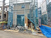 【外観/2号棟】1台分の駐車スペースが備えられています(車種による)。玄関に近く、お買い物後の荷物の運び入れもスムーズに行えそうです。