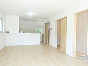 【LDK/同仕様】LDKは約16帖。家具などを置いてもゆとりのある広さです。お互いの顔を見ながら会話ができる対面仕様のシステムキッチンが採用されています。※実際とは異なる場合があります。