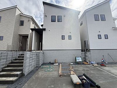 外観:【外観/2号棟】ファミリークロークや2つのWICなど、随所に収納が設けられた2階建「4LDK」の住まいです。耐震性・断熱性に配慮された、家族の暮らしに安心を添える長期優良住宅認定物件です。 外観:【外観/2号棟】ファミリークロークや2つのWICなど、随所に収納が設けられた2階建「4LDK」の住まいです。耐震性・断熱性に配慮された、家族の暮らしに安心を添える長期優良住宅認定物件です。