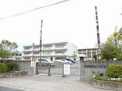 市原市立千種小学校 徒歩13分。学校教育目標は『自ら考え　心豊かに　たくましい子の育成　～いつもにこにこ　がんばる子　「やれば　できる！」～』です。 1000m
