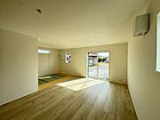 【LDK/施工例】ナチュラルな色合いのフローリングと白いクロスのLDK。シンプルな住空間で、お好みのインテリアを楽しめそうです。※実際とは異なる場合があります。