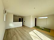 【LDK/施工例】LDKは約16.0帖。家具などを置いてもゆとりのある広さです。お互いの顔を見ながら会話ができる対面仕様のシステムキッチンが採用されています。※実際とは異なる場合があります。