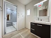 【洗面室/施工例】身支度に重宝する三面鏡仕様の洗面化粧台です。鏡裏や洗面ボウル下部に収納スペースが設けられています。※実際とは異なる場合があります。