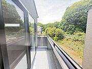【バルコニー/8号棟】天気が良い日には、周囲の自然を眺めて気分転換できそうです◎物干し金具が備わっています。
