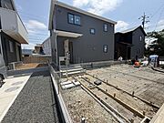 【外観/14号棟】「西山」停まで徒歩5分、JR内房線「巌根」駅までバス12分の立地。高い断熱性能を示す、「断熱等級6」取得の住まいです。