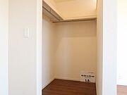 【収納/施工例】スーツケース等も収納可能なウォークインクローゼット。※実際とは異なる場合があります。