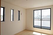 【洋室/同仕様】バルコニーに面した洋室。天気の良い日には、寝具などをそのままバルコニーに干すことができて便利です。※実際とは異なる場合があります。