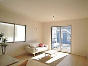 【LDK/同仕様】南向きの窓から自然光がたっぷり差し込みます。家具配置がしやすい縦長の形状をしたLDKです。※実際とは異なる場合があります。
