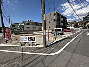 【現地写真/3号棟】前面道路は南側幅員約11m。開放感があり、室内まで光が届きやすい立地です。寒い時期でも比較的室温が下がりにくく、快適にお過ごしいただけます。