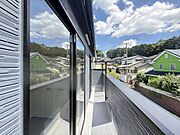 【バルコニー】周囲は低層住宅が建ち並ぶ、緑豊かで落ち着いた住環境です。