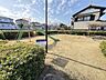 周辺：小松原公園 徒歩1分。滑り台やブランコなどの遊具が設けられています。木陰のベンチで憩いながら、お子様が遊ぶ様子を見守ることができます。 60m