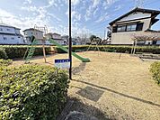 小松原公園 徒歩1分。滑り台やブランコなどの遊具が設けられています。木陰のベンチで憩いながら、お子様が遊ぶ様子を見守ることができます。 60m