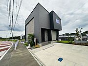 【外観写真】収納豊富な2階建「3LDK」の住まい。パントリーやWICなど、全居室に収納が備わっています。動線に配慮された間取り設計で、家事の時短にも期待できそうです。
