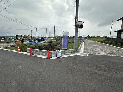 外観:【現地写真/6号棟】パントリー付き「4LDK」新築戸建。前面道路から奥まった位置に建物が配置され、外からの視線が気になりにくいです。 外観:【現地写真/6号棟】パントリー付き「4LDK」新築戸建。前面道路から奥まった位置に建物が配置され、外からの視線が気になりにくいです。
