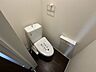 トイレ：【トイレ(2階)/1号棟】寒い季節も快適に使用できる、温水洗浄便座付き。トイレが2つあり、朝の生活渋滞の緩和につながります。