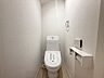トイレ：【トイレ/2号棟】トイレは各階に設置されているため、朝の混雑する時間も気兼ねなく利用できます。