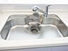 キッチン：【浄水器/同仕様】いつでも手軽に浄水を利用できます。ミネラルウォーターを購入する手間が省けるほか、ペットボトルゴミの排出を抑えられるため環境にも優しい設備です。※実際とは異なる場合があります。