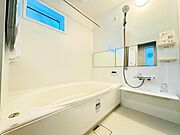ゆったりと寛げる広々バスで足を伸ばしてリラックス。　最新のユニットバスは設備も充実です。