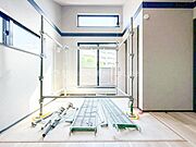 穏やかな寛ぎあじわえるお部屋では有意義な時間がつくれます！大きな窓からと陽光が注がれる明るい空間！光もアクセントの一つとして。一人時間も充実したものにできるプライベートルームは日々を豊かにします！！
