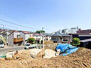【外観】低層の一戸建を中心とした街並が続き周辺は陽当り良好！採光や開放性に恵まれた住環境となります！