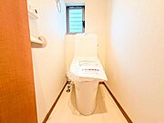 【トイレ】ウォシュレット、保温機能付き便座など充実の設備です　お掃除がしやすくストレスフリー！！
