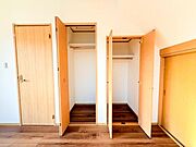 【収納】適材適所に設けた収納は、奥行きもあり多くの物の収納が可能です。扉を閉めるとパッと隠すことができるので、いつでも室内が整理整頓でき気持ちのいい空間として使えます!